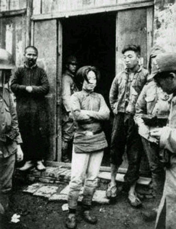 抗日女兵成本華被日寇羞辱，卻還主動提出合照，犧牲前輕蔑冷笑