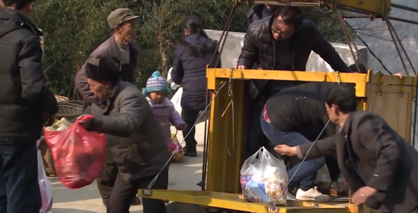 懸崖上的村莊：萬丈懸崖上村民靠一根鐵索出行，坐上去腳都發抖
