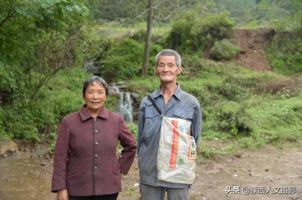 山村老兩口活力旺盛，跟天鬥、跟野畜鬥，偶爾還跟兒子鬥一鬥