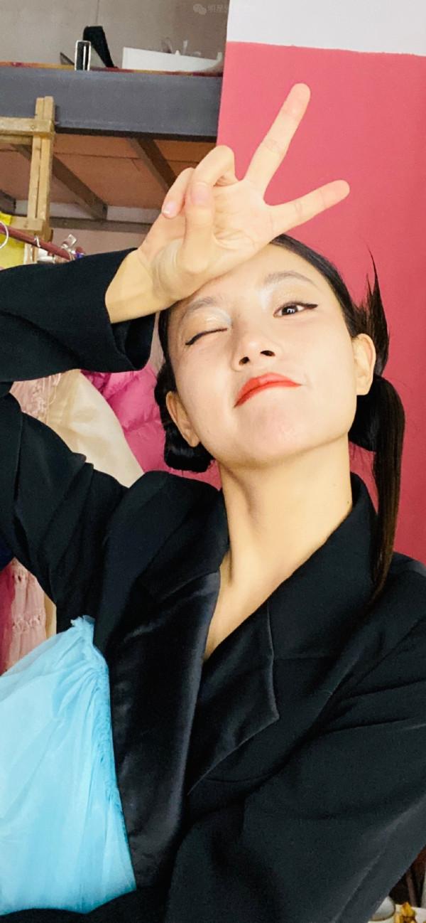 朱麗嵐桌布｜淡雅妝容 青春感十足