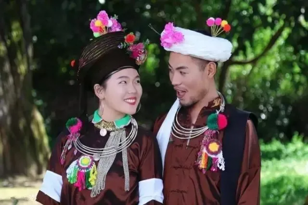 走了80個地方，拍了56個民族的結婚照：“90後”小夫妻辭職搭車去結婚