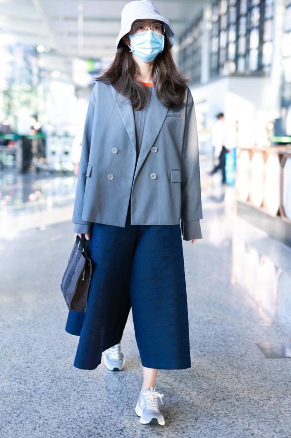 韓雪穿灰色西裝搭配闊腿褲,手提托特包寬鬆舒適 韓雪穿灰色西裝搭配闊腿褲,手提托特包寬鬆舒適