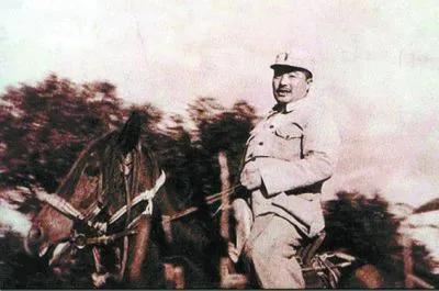 西南軍區司令員賀龍出外視察遭遇土匪襲擊,賀炳炎接令後緊急馳援 西南軍區司令員賀龍出外視察遭遇土匪襲擊,賀炳炎接令後緊急馳援