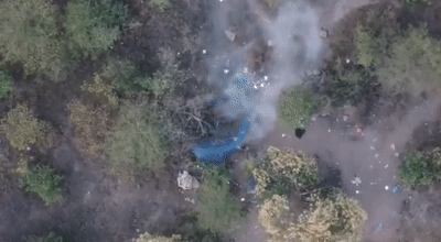 墨西哥販毒組織用無人機轟炸敵對營地 地面火光四濺人員逃離