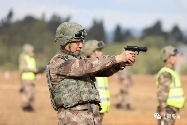 21式軍裝，開訓亮相