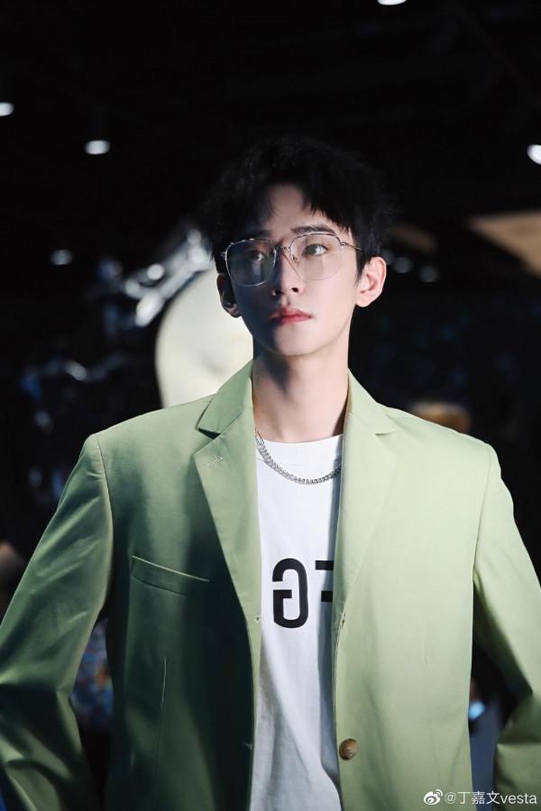 《眼裡餘光都是你》飆升榜第一，男二“曹評”比男主羅正還帥