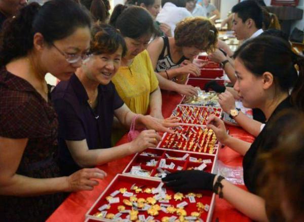 當年笑話大金鍊子的年輕人，開始瘋狂囤金