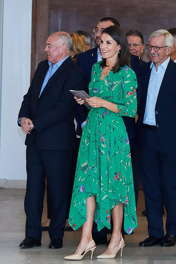 被49歲的西班牙王后美到了，穿棕色大衣配印花打底衫，氣質太驚豔