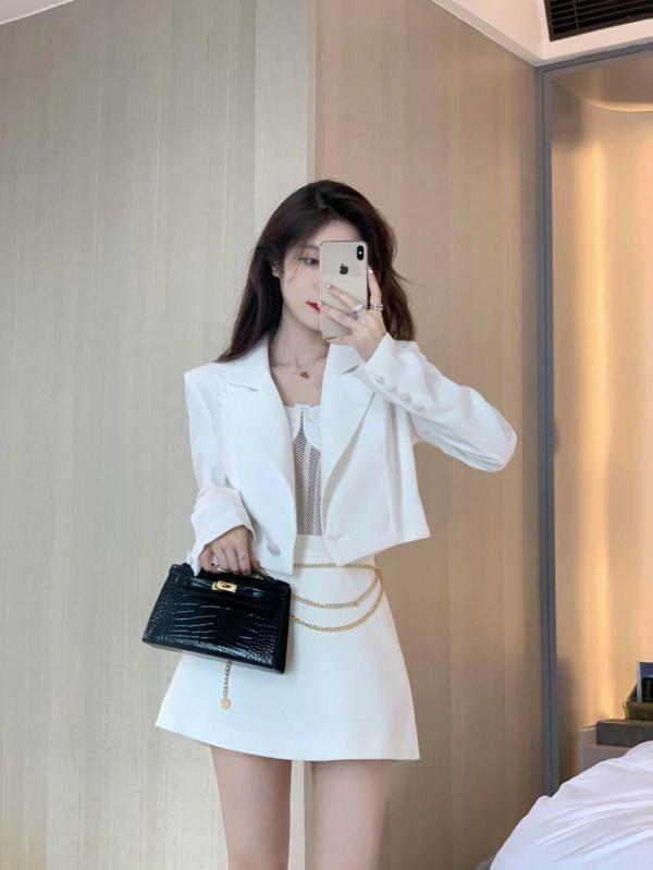 這才是小個子女人最美的裝扮，“輕熟風”高階時髦，照穿也很好看