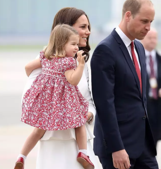 凱特三娃首次走紅毯,喬治緊張夏洛特像超模,遺傳戴安娜美人基因 凱特三娃首次走紅毯,喬治緊張夏洛特像超模,遺傳戴安娜美人基因