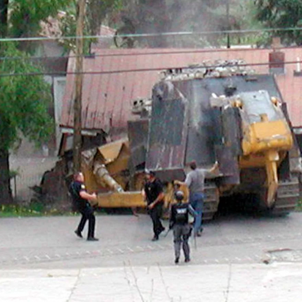 被美國政府欺負後，他做了一輛坦克把市長家推了