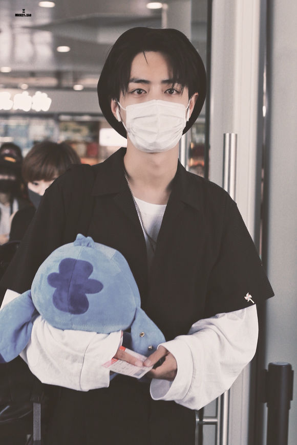 早年在機場手抱著娃娃帶著帽子的肖戰,你見過嗎? 早年在機場手抱著娃娃帶著帽子的肖戰,你見過嗎?