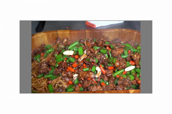 江蘇美女廚娘做小笨雞,58元1大盆,飛鍋技術高超,看完直驚歎 江蘇美女廚娘做小笨雞,58元1大盆,飛鍋技術高超,看完直驚歎