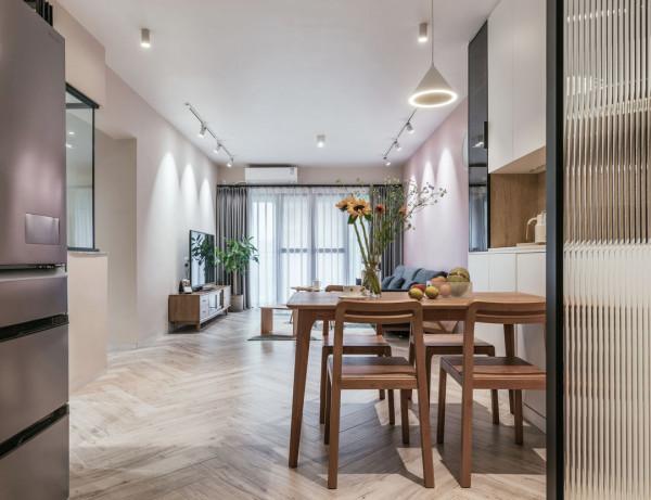 她堅持不要電視牆，全屋敞亮通透，效果驚豔讓人一眼就愛上