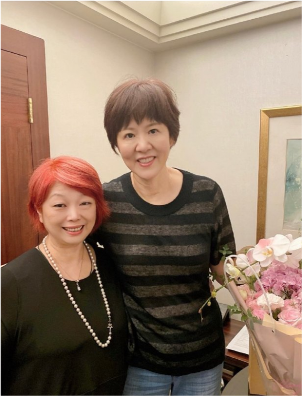 郎平退休後首露面！60歲越老越美了，穿襯衣留短髮變時髦精好年輕