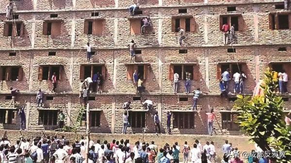 印度高考：窮人瘋狂作弊，中產拼命補習