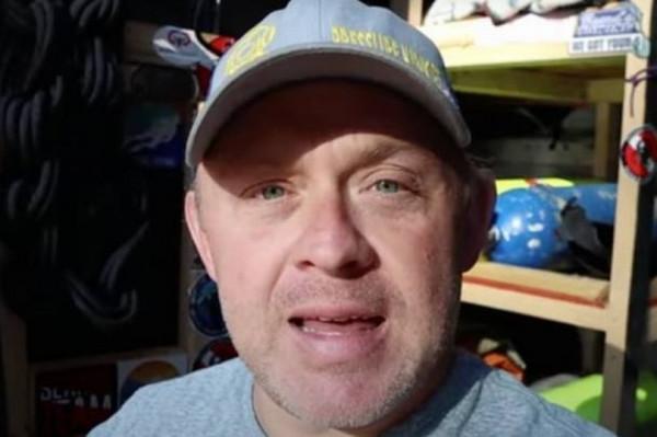 美國男子潛水，在河底發現一輛車，裡面有兩個人