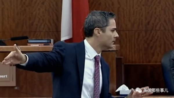 她用高跟鞋連扎25下將男友殺死，然而她卻有完全不同的說法