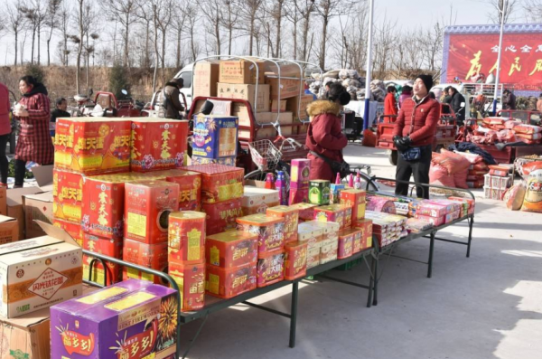 農民朋友得注意，年底集市山寨商品多，再便宜也別亂買