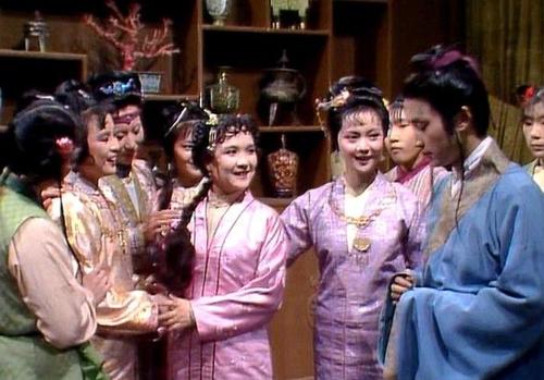 《紅樓夢》李紈寡嬸為何帶倆女兒進賈府？作者派她來教薛姨媽做人