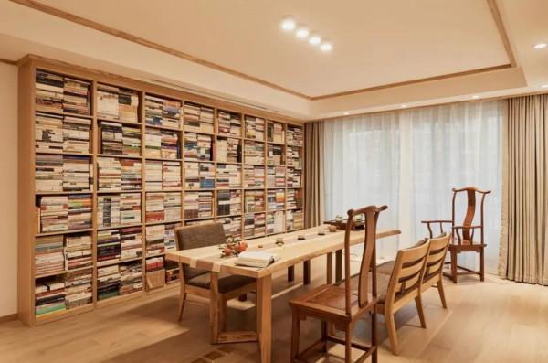 為培養孩子的閱讀習慣，她把130㎡的家裝修成“圖書館”，真明智