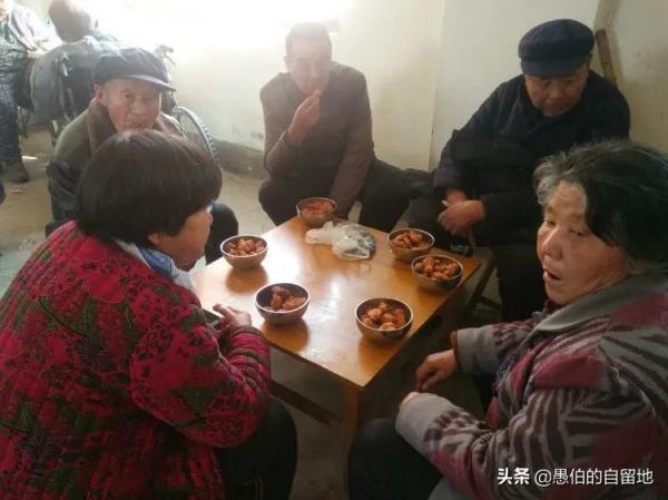 去鎮上的養老院看望奶奶，看到同室老人的光景，我心裡一陣陣酸澀