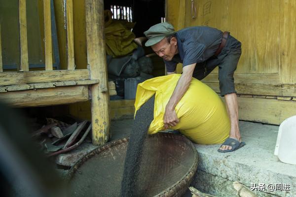 7旬老人的傳統榨坊，人工榨出的菜油比機器榨出的菜油香味更濃