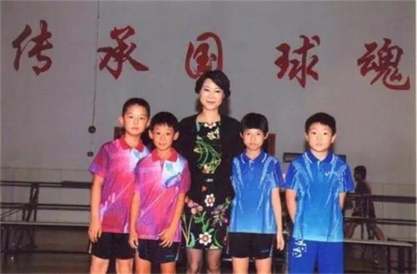 初代乒壇大魔王：許昕的恩師，拿了59個冠軍，年近60仍舊美豔動人