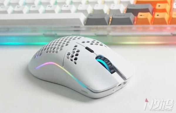 白色顏值賽高!Glorious奧丁無線遊戲滑鼠簡評 白色顏值賽高!Glorious奧丁無線遊戲滑鼠簡評