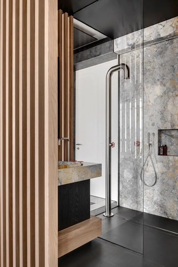 為了營造通透感，不僅拆除了隔牆，連臥室、淋浴間都沒有了隱私