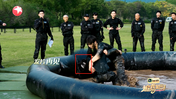 眾多男明星圍觀秦奮打架,假髮片脫落後吳鎮宇在一旁目瞪口呆 眾多男明星圍觀秦奮打架,假髮片脫落後吳鎮宇在一旁目瞪口呆