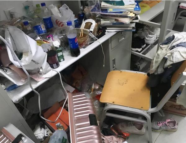 男生能有多邋遢？室友拍下男寢真實場景，網友吐槽：還不如豬窩