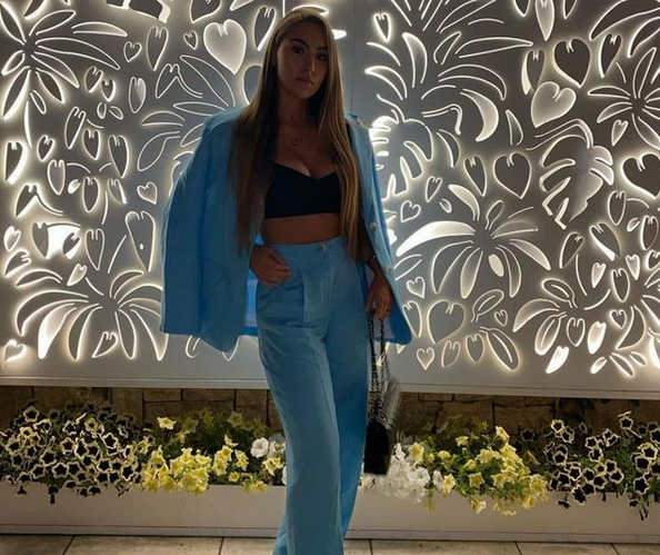 卡納瓦羅給女兒慶20歲生日！身材不輸瓦妮莎，倆人坐一起像兄妹