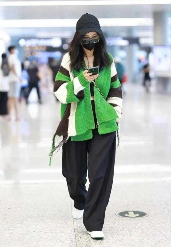 佟麗婭離婚後更敢穿，綠色針織開衫配露臍裝走機場，時髦似大學生