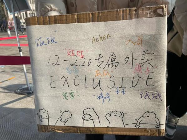 把室友當槓鈴鍛鍊身體，西安一大學男生火了，肌肉、顏值都是亮點