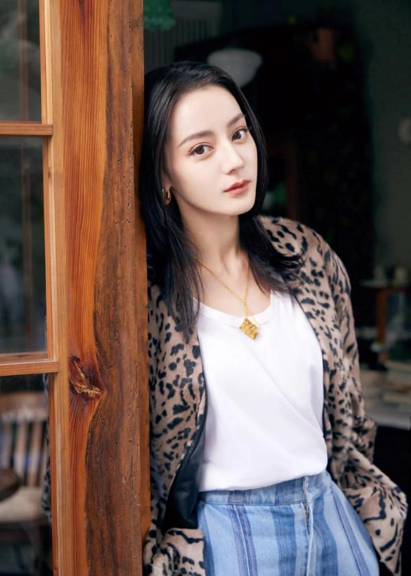 迪麗熱巴最新造型，豹紋矚目