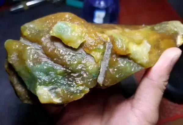 五萬元 拿下的大馬坎翡翠原石,成品堪稱珍品 五萬元 拿下的大馬坎翡翠原石,成品堪稱珍品