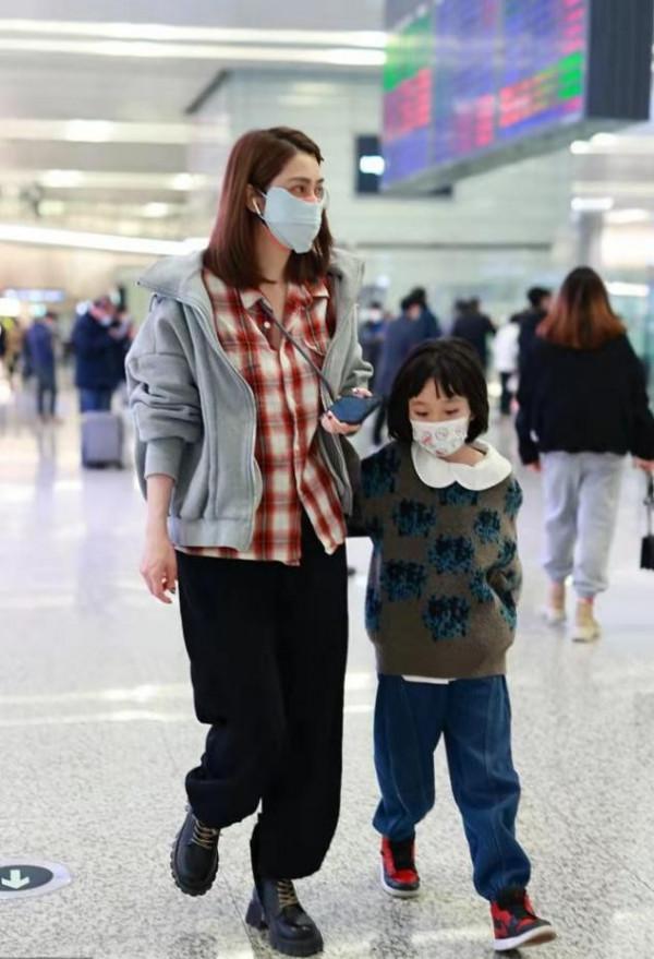 洪欣母女過新年,她偷戴女兒髮卡扮嫩,女兒愛美穿一件凍得直縮手 洪欣母女過新年,她偷戴女兒髮卡扮嫩,女兒愛美穿一件凍得直縮手