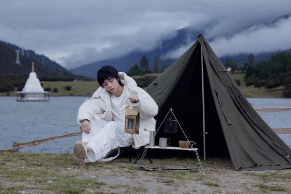 華晨宇山野雲海間自由漫步 純粹白色勾勒溫柔氣質