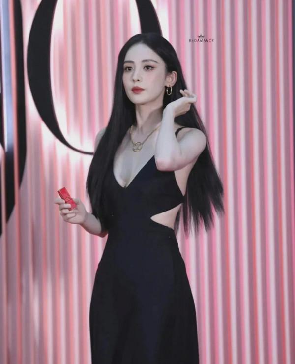 古力娜扎，直髮黑禮服。直接絕絕子好吧！@古力娜扎