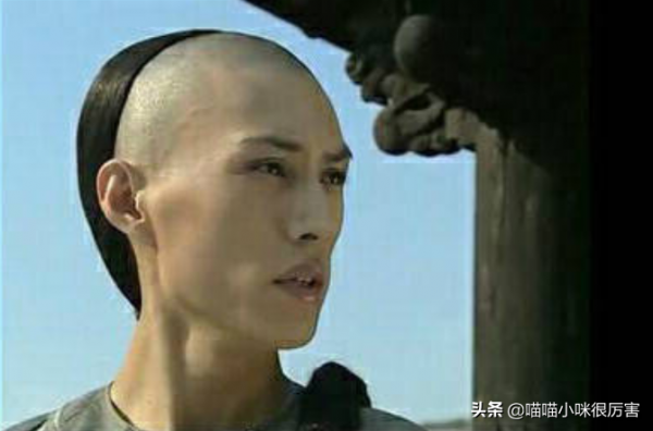 太瘦土氣大方臉，年輕時很一般，老了卻變帥的8位男星，不服不行