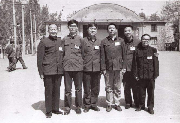 東方紅衛星超重，孫家棟堅持拆掉毛主席像章，周恩來說：我支援你