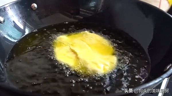 1碗麵粉1個雞蛋能做的油餅,外皮酥脆,內部蓬鬆,比油條還好吃 1碗麵粉1個雞蛋能做的油餅,外皮酥脆,內部蓬鬆,比油條還好吃