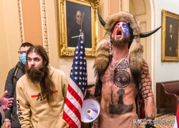 美國會暴亂當天，他們上演經典畫面，還侮辱了佩洛西，如今何境況