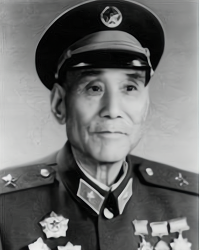 他20歲入黨，30歲當司令員，43歲被授少將，61歲擔任貴州省委書記