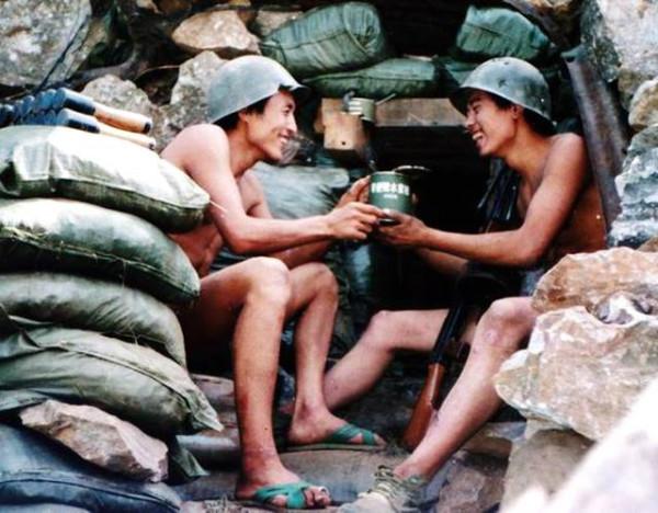 他堅守老山陣地117天，過生日連長冒死送燒雞，軍長在電話裡唱歌