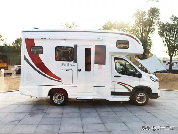高性價比房車！愛旅途2022款大通V90C，800鋰電800太陽能配置合理