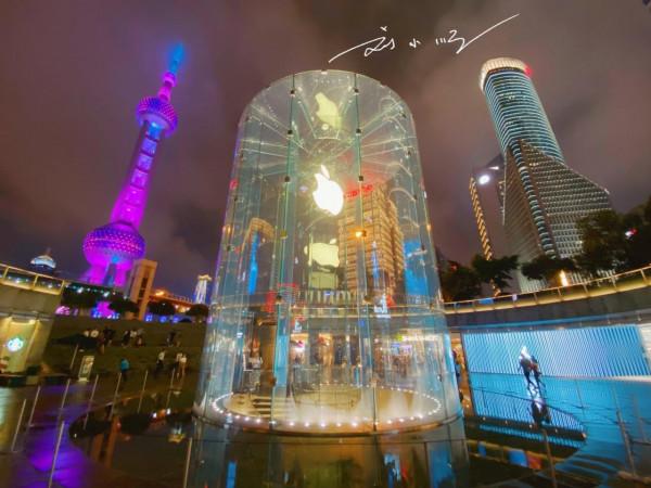 上海第一家蘋果專賣店，就在東方明珠旁邊，被譽為最美蘋果專賣店