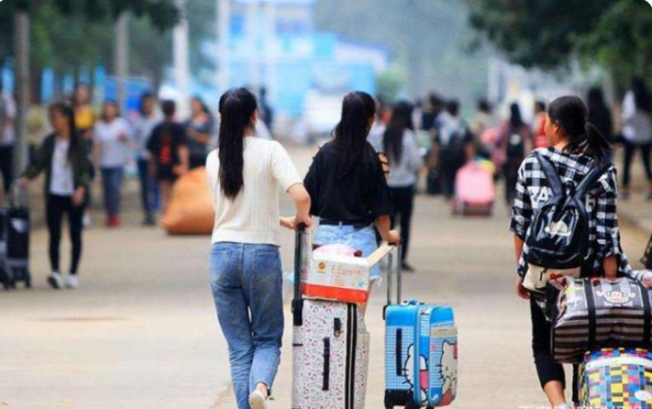 女大學生返校行李箱裝滿&OpenCurlyDoubleQuote;小秘密&rdquo;，引發網友共鳴，堪稱人間真實