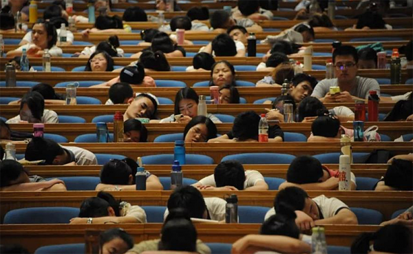 兩張校園對比照刺痛父母的心：孩子，我為什麼要逼你考名校？